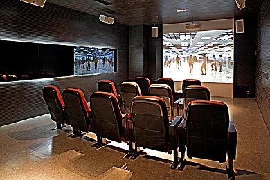 赛博朋克风竞速游戏《霓虹巅峰：超越极限》公布